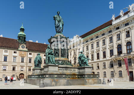 Klassische Bronze Statue von Kaiser Franz Joseph I., in der Hofburg Innenhof, Wien, Österreich. Stockfoto