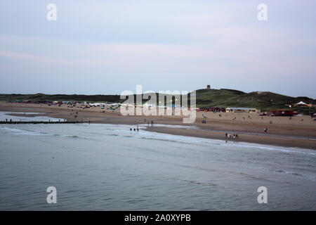 Scheveningen ist ein beliebter Badeort im Süden von Holland in den Niederlanden. Es hat mehrere Strände, wo Sie die Sonne und Sand genießen können. Stockfoto