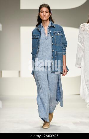 Mailand, Italien. 22 Sep, 2019. Mailänder Modewoche, Frauen Frühling Sommer 2020. Mailand, Damenmode, Frühling Sommer 2020. Laura Biagiotti catwalk Bild: Modell Credit: Unabhängige Fotoagentur/Alamy leben Nachrichten Stockfoto