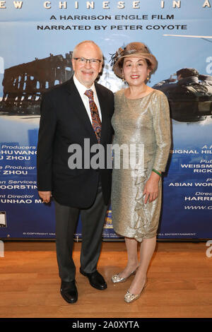 Beverly Hills, Kalifornien, USA. 20. September, 2019. Regisseur/Filmemacher Harrison Engle und Peiming Li nehmen an der "Chasing the Dream" Film Pressekonferenz auf dem Wilshire Screening Room in Beverly Hills, Kalifornien am 20. September 2019. Der Dokumentarfilm Profile sieben Personen aus China, die erfolgreiche und kreative Leben für sich selbst in Amerika gebaut haben. Ihre inspirierende Geschichten bieten eine frische Perspektive, wie Immigranten an den Wohlstand und das Wachstum der Vereinigten Staaten beigetragen haben. Credit: Sheri Determan/Alamy.com Stockfoto