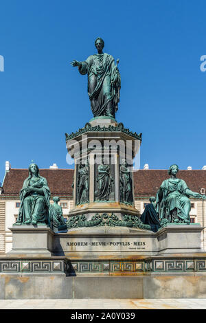 Klassische Bronze Statue von Kaiser Franz Joseph I., in der Hofburg Innenhof, Wien, Österreich. Stockfoto