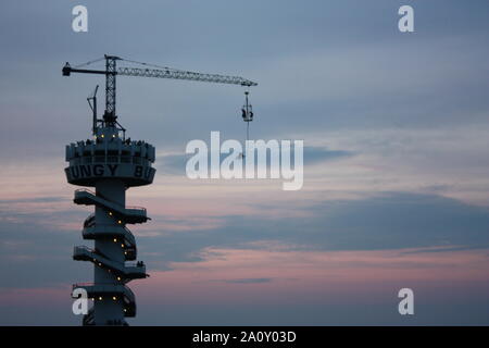 Einige Leute möchten einen Bungee Sprung von der Bungy Jumping Tower in Scheveningen in Den Haag nur für den adrenalinschub auslösen zu tun. Stockfoto