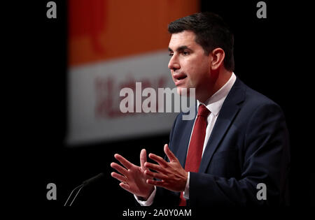 Richard Burgon, Schatten Staatssekretärin für Justiz, liefert seinen Redebeitrag während der Labour Party Konferenz an der Brighton Centre in Brighton. Stockfoto