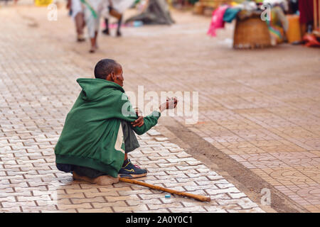 BAHIR DAR, Äthiopien, APRIL 21 th. 2019, Bettler auf der Straße, auf Ostern. April 21 th. 2019, Bahir Dar, Äthiopien Stockfoto