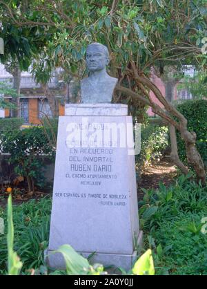 BUSTO DE RUBEN DARIO DE LA ALAMEDA APODACA - 1974. Lage: an der Außenseite. Spanien. RUBEN RUBEN DARIO DARIO 1867-1916. Stockfoto