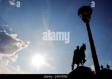 18. Juli 2019, Berlin: eine Reiterstatue des preußischen Königs Friedrichs des Großen, im Volksmund als die "Alten Fritz", steht an der herrlichen Avenue Unter den Linden im Sonnenschein. Foto: Stefan Jaitner/dpa Stockfoto