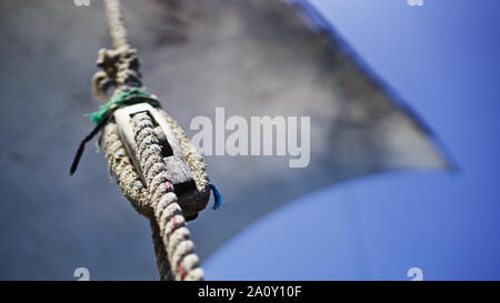 Dhow Riemenscheibe, die Insel Pemba, Sansibar Archipels, Tansania Alle das Boot ist mit traditionellen Elementen. Stockfoto