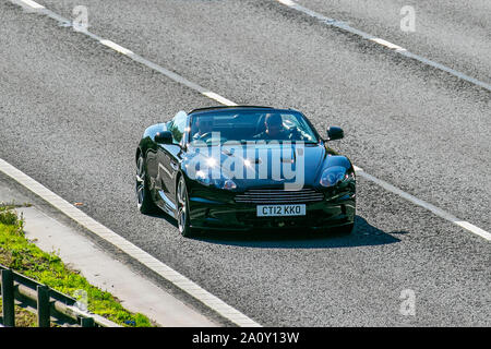 Aston Martin, 2012 DBS Volante V12 Auto; UK Verkehr, Transport, moderne Limousinen, Richtung Süden auf der dreispurigen Autobahn M6. Stockfoto