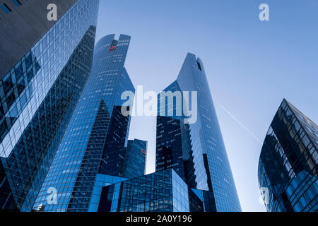 Paris, France - September 2, 2019: Wolkenkratzer im Geschäftsviertel La Defense Paris Frankreich. Touren Société Générale Twin Towers sind 167 m hoch Stockfoto