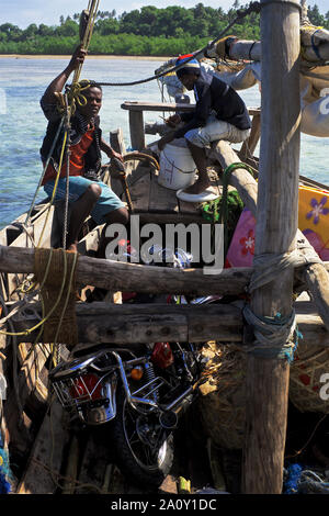 Tansanischen jungen Kerle arbeiten auf einer Dhow, Pemba, Sansibar Archipels, Tansania Stockfoto