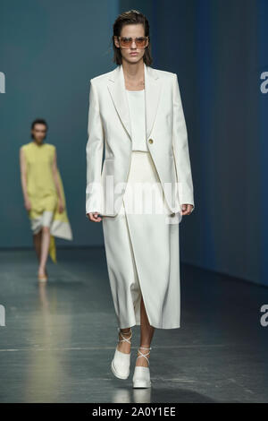 Mailand, Italien. 22 Sep, 2019. Mailänder Modewoche, Frauen Frühling Sommer 2020. Mailand, Damenmode, Frühling Sommer 2020. Hugo Boss catwalk Bild: Modell Credit: Unabhängige Fotoagentur/Alamy leben Nachrichten Stockfoto