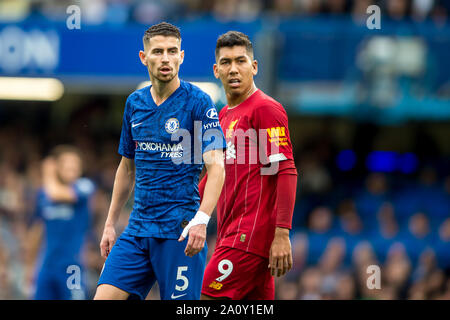 London, Großbritannien. 22 Sep, 2019. Jorginho von Chelsea und Roberto Firmino von Liverpool in der Premier League Spiel zwischen Chelsea und Liverpool an der Stamford Bridge, London, England am 22. September 2019. Foto von salvio Calabrese. Nur die redaktionelle Nutzung, eine Lizenz für die gewerbliche Nutzung erforderlich. Keine Verwendung in Wetten, Spiele oder einer einzelnen Verein/Liga/player Publikationen. Credit: UK Sport Pics Ltd/Alamy leben Nachrichten Stockfoto