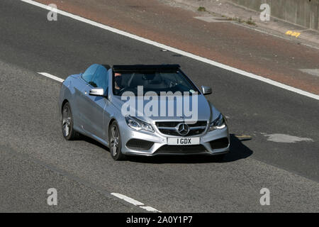 Ein Mercedes SLK Cabrio roadster northbound Fahren auf der Autobahn M6 in der Nähe von Garstang in Lancashire, Großbritannien Stockfoto