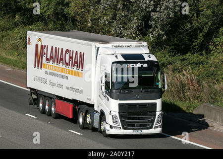 Eine Mclanachan Volvo Lkw Fracht Fracht Richtung Norden reisen auf der Autobahn M6 in der Nähe von Garstang in Lancashire, UK. Stockfoto