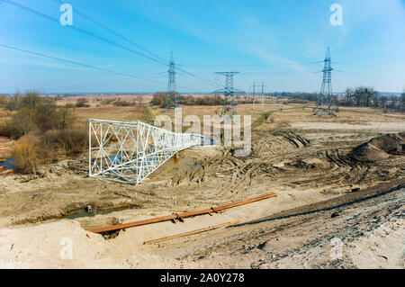 Austausch des Power Towers, Strommast auf dem Boden liegend Stockfoto