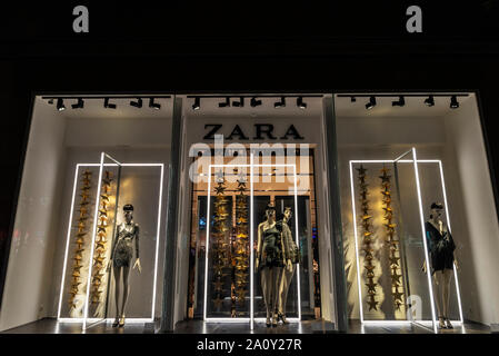 Athen, Griechenland - 31. Dezember 2018: Anzeige eines Zara Store in der Nacht in Athen, Griechenland Stockfoto