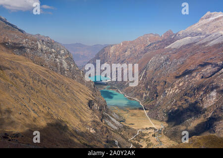 Die Llanganuco Seen Chinancocha und Orconcocha von Portachuelo, Cordillera Blanca, Ancash, Peru gesehen Stockfoto