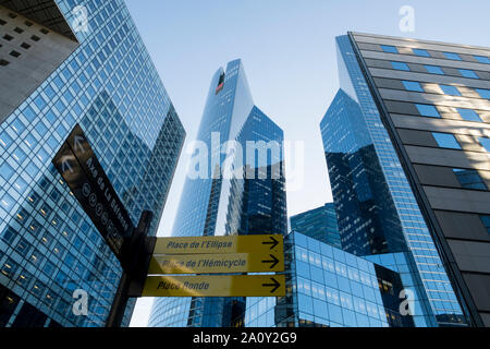 Paris, France - September 2, 2019: Wolkenkratzer im Geschäftsviertel La Defense Paris Frankreich. Touren Société Générale Twin Towers sind 167 m hoch Stockfoto