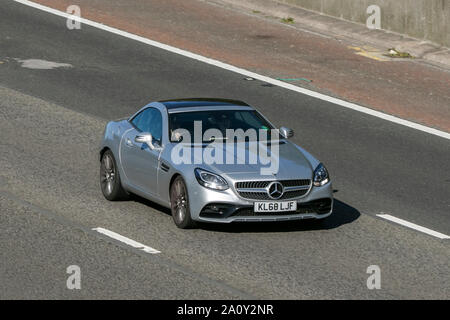 Ein Mercedes SLK Cabrio roadster northbound Fahren auf der Autobahn M6 in der Nähe von Garstang in Lancashire, Großbritannien Stockfoto