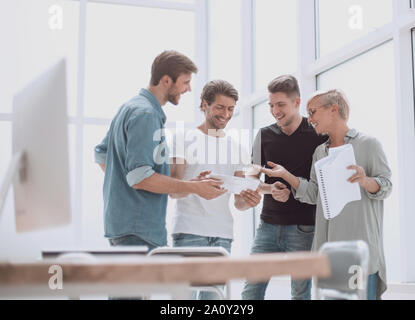 Gruppe von Designern über die Skizzen für ein neues Projekt. Stockfoto