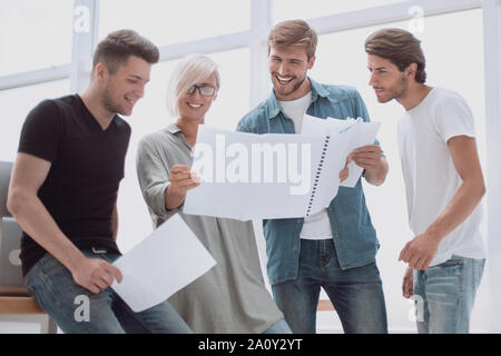 Gruppe von Designern über die Skizzen für ein neues Projekt. Stockfoto