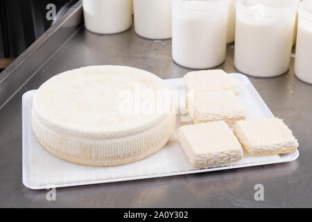 Frischkäse auf Fach bereit zum Würzen Stockfoto
