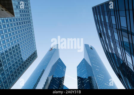 Paris, France - September 2, 2019: Wolkenkratzer im Geschäftsviertel La Defense Paris Frankreich. Touren Société Générale Twin Towers sind 167 m hoch Stockfoto