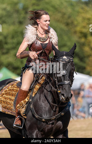 Equestrienne Stunt zeigt Pferd Anzeige an den nationalen Land Show Live im Hylands Park, Chelmsford, Essex, Großbritannien. Horse Event Team Stockfoto