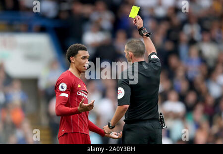 Liverpools Trent Alexander-Arnold wird durch Gleichreferent Michael Oliver während der Premier League Match an der Stamford Bridge, London gebucht. Stockfoto