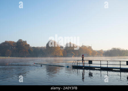 Am frühen Morgen im Hyde Park. 9 Grad im Wasser. 6. November 2017 Stockfoto