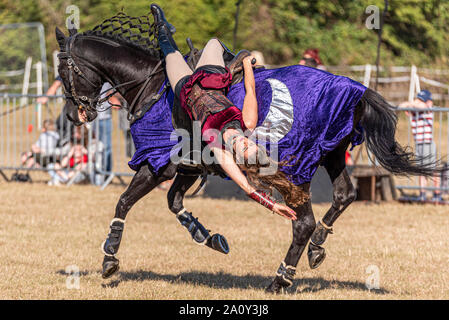 Equestrienne Stunt zeigt Pferd Anzeige an den nationalen Land Show Live im Hylands Park, Chelmsford, Essex, Großbritannien. Horse Event Team Stockfoto