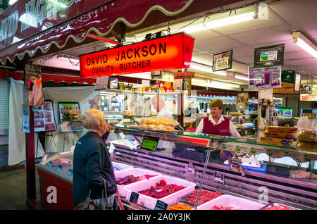 Eine Frau kaufen von David Jackson Metzger Ltd Fleisch und in der Torte in Darlington stall überdachte Markt Stockfoto