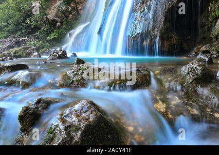 Nahaufnahme des blauen Wassers Gebirgsbach in Rumänien Stockfoto