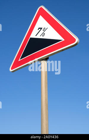 Deutsche Schild: steile Grade/hill um 7 %, Stockfoto