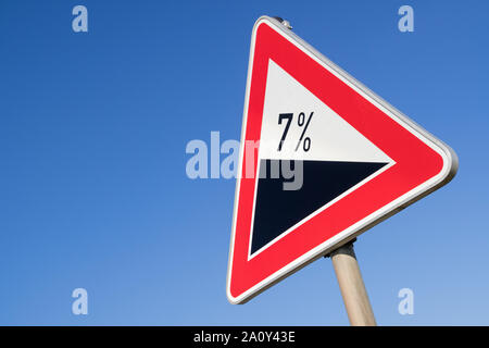 Deutsche Schild: steile Grade/hill um 7 %, Stockfoto