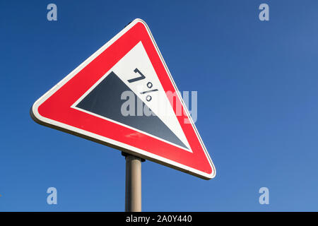 Deutsche Schild: steile Grade/hill um 7 %, Stockfoto