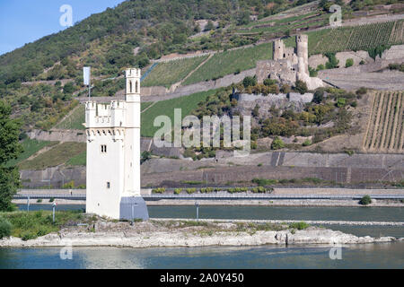 Der mäuseturm (Maus Turm), einen steinernen Turm auf einer kleinen Insel im Rhein, Bingen am Rhein, Deutschland mit Burg Ehrenfels im Hintergrund. Stockfoto