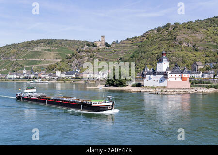 Inland General Cargo Schiff vorbei an Burg Pfalzgrafenstein, eine Maut Burg auf dem Falkenau Insel im Rhein bei Kaub, Deutschland. Stockfoto