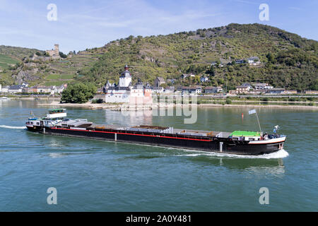 Inland General Cargo Schiff vorbei an Burg Pfalzgrafenstein, eine Maut Burg auf dem Falkenau Insel im Rhein bei Kaub, Deutschland. Stockfoto