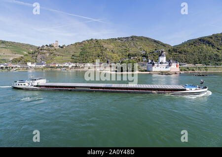 Inland General Cargo Schiff vorbei an Burg Pfalzgrafenstein, eine Maut Burg auf dem Falkenau Insel im Rhein bei Kaub, Deutschland. Stockfoto