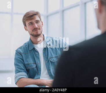 Junger Mann Interviews zu Gast im Studio. Stockfoto