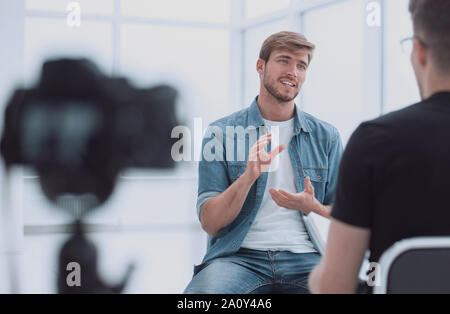 Zwei junge Männer, die in der TV-Studio Stockfoto