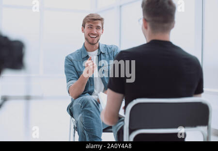 Zwei junge Männer, die in der TV-Studio Stockfoto