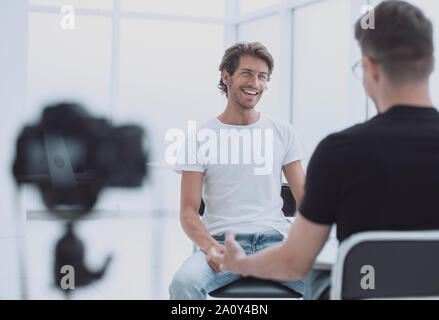 Aus der Nähe. Ein junger Geschäftsmann gibt ein Interview im Büro Stockfoto