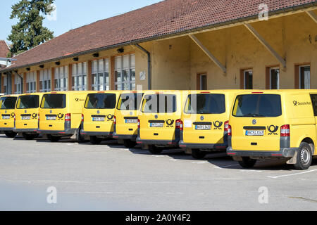 Deutsche Post Lieferwagen im Depot. Die Deutsche Post ist eine Marke der Deutschen Post AG verwendet für seine inländischen Mail Services in Deutschland. Stockfoto