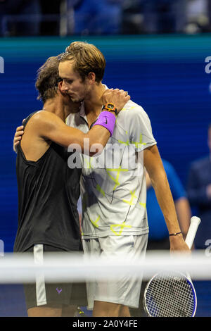 Rafael Nadal von Spanien Gewinner und Daniil Medwedew Russlands Läufer oben nach den Herren Singles Finale der US Open Tennis 2019 Stockfoto