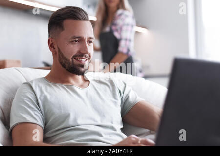 Junge Familie verbringt freie Zeit in der Küche Stockfoto