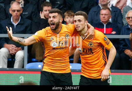 London, Großbritannien. 22 Sep, 2019. Wolverhampton Wanderers' Diogo Jota feiert sein Ziel mit der Wolverhampton Wanderers 'Patrick Cutrone während der Englischen Premier League zwischen Crystal Palace und Wolverhampton Wanderers am Selhurst Park Stadium, London, England am 22. September 2019. Nur die redaktionelle Nutzung, eine Lizenz für die gewerbliche Nutzung erforderlich. Keine Verwendung in Wetten, Spiele oder einer einzelnen Verein/Liga/player Veröffentlichung. Credit: Aktion Foto Sport/Alamy leben Nachrichten Stockfoto