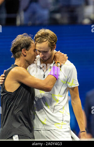 Rafael Nadal von Spanien Gewinner und Daniil Medwedew Russlands Läufer oben nach den Herren Singles Finale der US Open Tennis 2019 Stockfoto