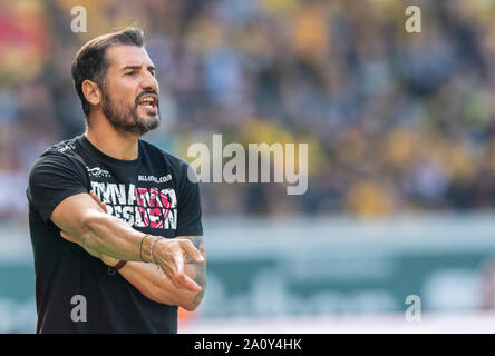 22. September 2019, Sachsen, Dresden: Fussball: 2. Bundesliga, SG Dynamo Dresden SSV Jahn Regensburg, 7. Spieltag, im Rudolf Harbig Stadion. Trainer Cristian fiel Dresden Gesten auf der Seitenlinie. Foto: Robert Michael/dpa-Zentralbild/dpa - WICHTIGER HINWEIS: In Übereinstimmung mit den Anforderungen der DFL Deutsche Fußball Liga oder der DFB Deutscher Fußball-Bund ist es untersagt, zu verwenden oder verwendet Fotos im Stadion und/oder das Spiel in Form von Bildern und/oder Videos - wie Foto Sequenzen getroffen haben. Stockfoto